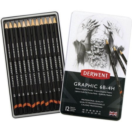 Foto ilustrativa Estojo de lata com 12 lápis Graduado de Média Dureza 6B, 5B, 4B, 3B, 2B, B, HB, F, H, 2H, 3H e 4H Derwent