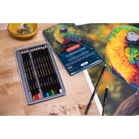 Foto ilustrativa Lápis de Cor Permanente Chromaflow 12 Cores Estojo Lata